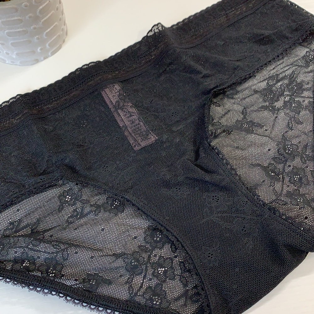 NWT. Victoria Secret hiphuggers